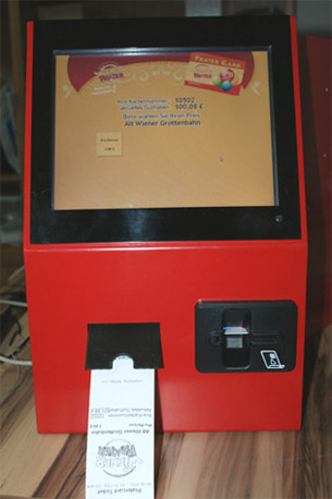 Roter Praterterminal mit Touchscreen und Belegdrucker