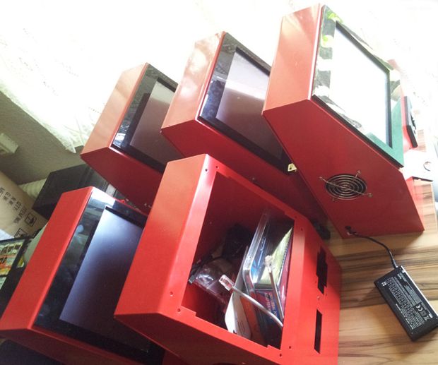 Mehrere rote Praterterminals vor der Montage