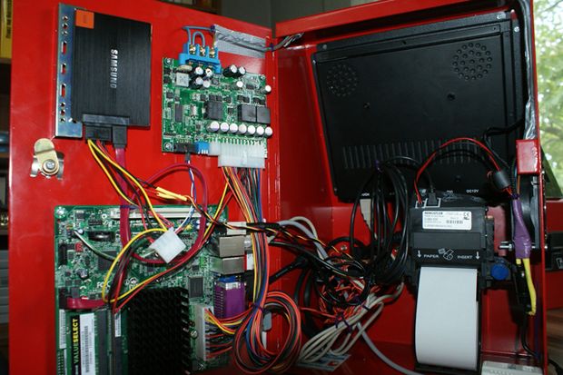 Geöffnetes Praterterminal mit Platinen, Kabeln und Drucker