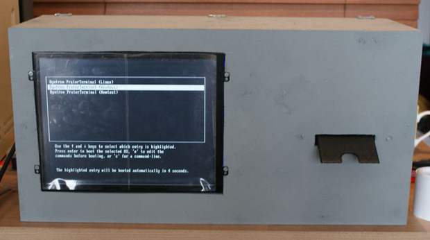 Grauer Prototyp eines Praterterminals mit Bildschirm