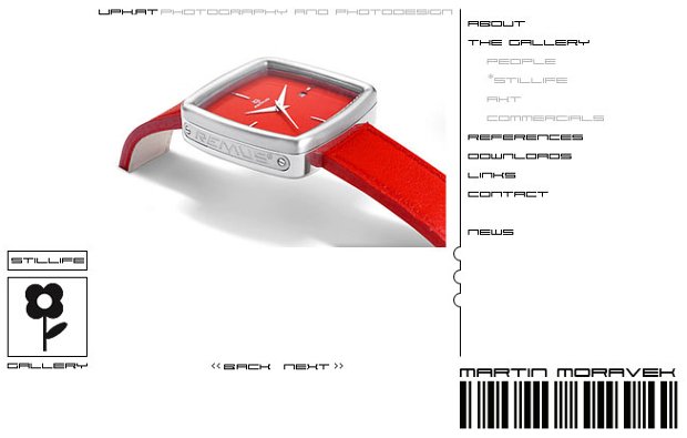 Produktfoto einer roten Armbanduhr in Martin Moraveks Fotogalerie