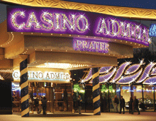 Beleuchteter Eingang des Casino Admiral im Wiener Prater bei Nacht
