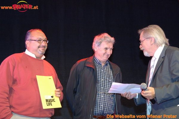 Drei Männer auf der Bühne bei der Praterrummel-Veranstaltung