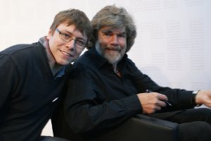 Reinhold Messner und Thomas Krcal sitzen nebeneinander