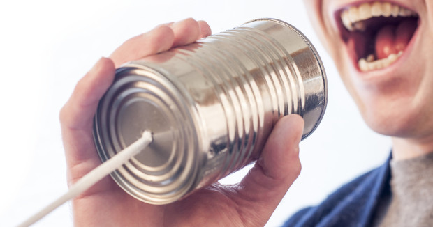 Blechdosentelefon als humorvolles Symbol für moderne SIP-Telefonie und VoIP-Kommunikation